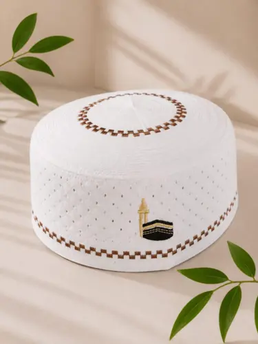Klassisk hvid bedehue med kaaba design (størrelse 58)