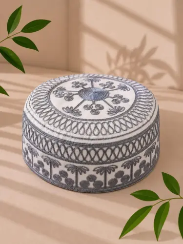 Klassisk bedehue i hvid med grå palme design (størrelse 58)