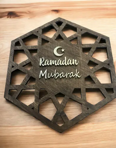 Ramadan Mubarak I brunt træ