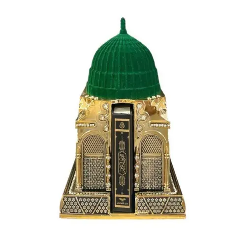 Medina dekoration i guld og grøn velour med koran