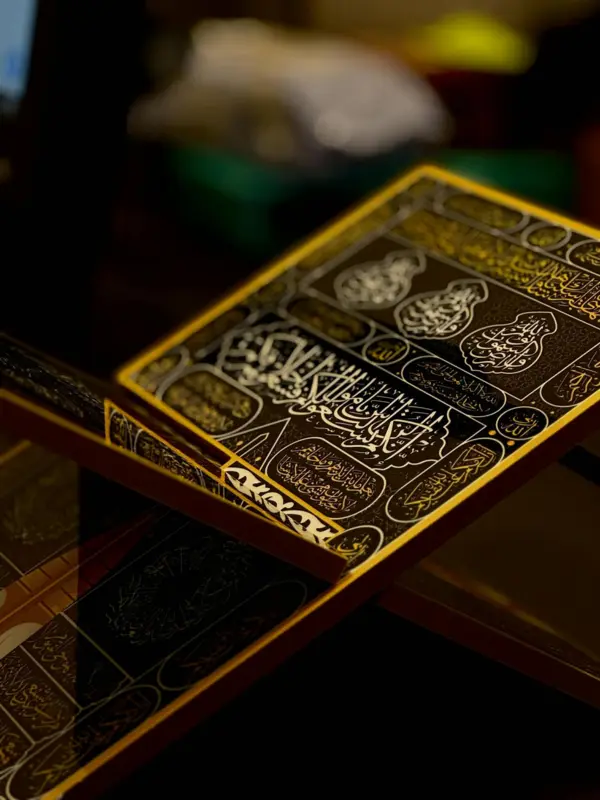 Koranholder med Kaaba-dør design