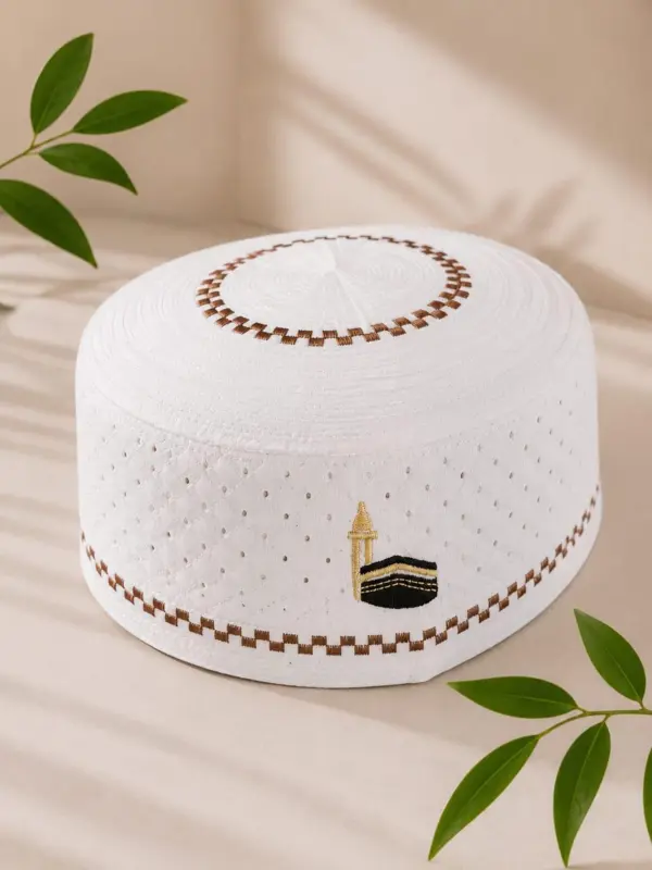 Klassisk hvid bedehue med kaaba design (størrelse 58)
