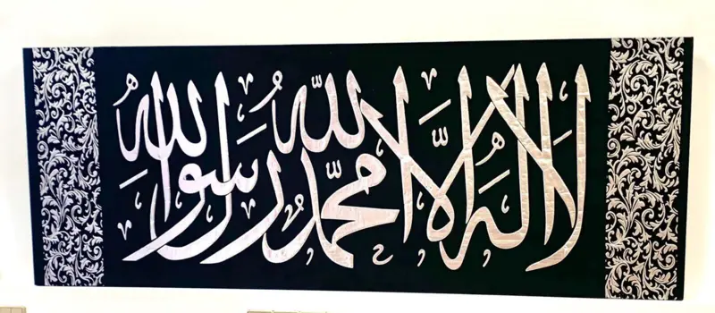 la ilaha illa - Islamisk Kalligrafi i sort/sølv