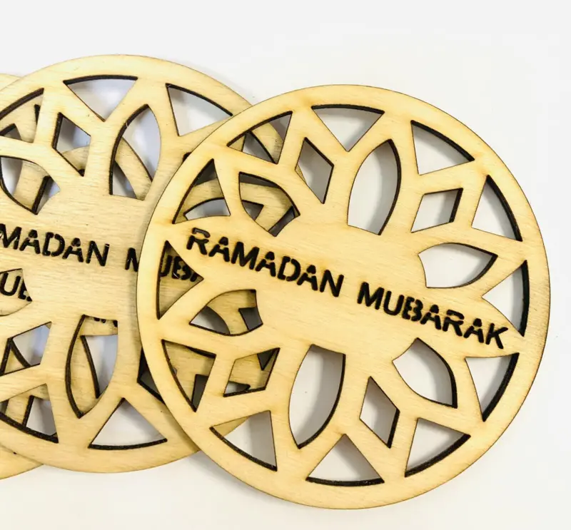 Ramadan Mubarak træpynt  i Ægte Træ (1 stk)