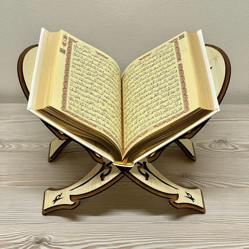 Koranholder med kalligrafi i træ  40 cm