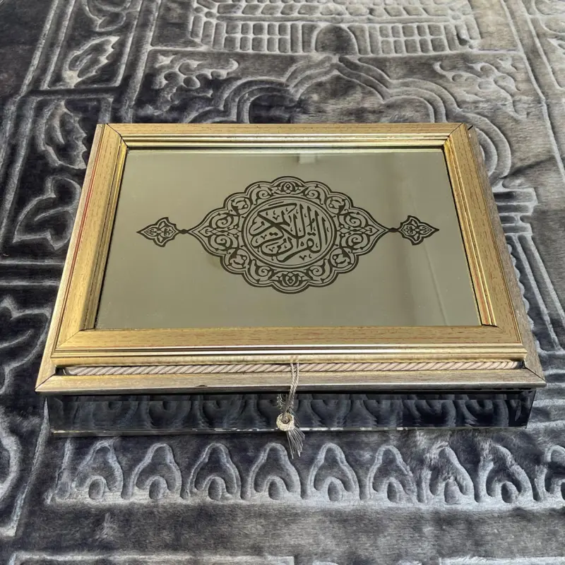 Koran gavesæt i sølv med glas kant
