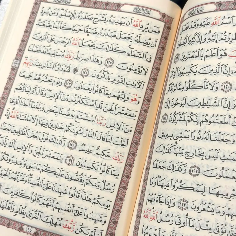 Dekorativ koran med blomster og sløjfer (findes i flere farver)