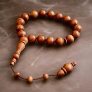 Håndlavet Tasbih med 33 Perler i Johannesbrød træ