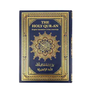 The Holy Quran med engelsk oversættelse samt latinske bogstaver